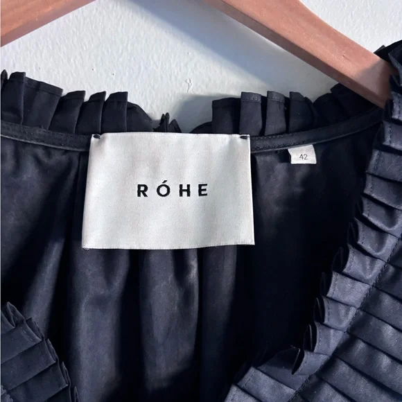 Röhe Black Pleated-Trim blouse, size 8/10(Euro 42), preowned and great condition - Picture 5 of 5